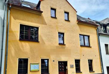großzügiges Ein- bis Zweifamilienhaus in sehr gutem Zustand mit viel Nebengelass und Garagen