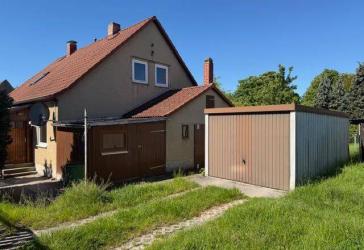 Doppelhaushälfte mit Garage und Garten