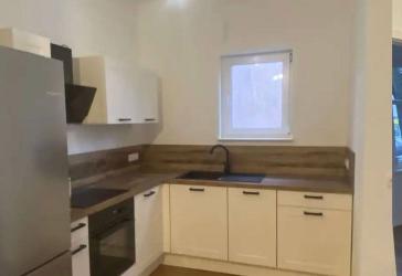 Neu renovierte 3-Zimmerwohnung mit Einbauküche, Balkon, Dusche und Wanne