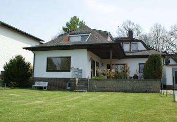 MAKLERFREI Bungalow (ZFH) mit großem Garten bzw. Neubaureserve