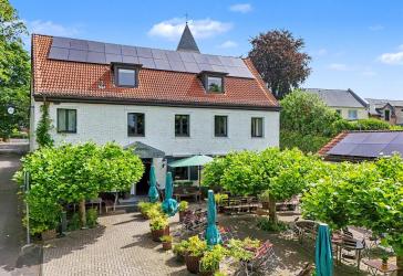 Bestand mit Perspektive - vielseitiges Wohn- und Geschäftshaus in besonderer Lage von Wittlaer!