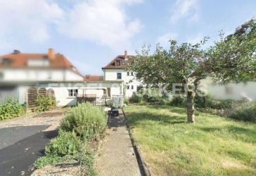 Gepflegte Doppelhaushälfte mit zwei Wohneinheiten, schönem Garten und zwei Garagen