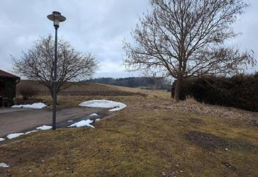 Erschlossenes Baugrundstück mit Einzelgarage in Ortsrandlage