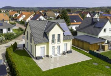 Einziehen & wohlfühlen: neuwertiges EFH mit Erdwärmeheizung, Terrasse und ca. 118 m² Wohnfläche in Top-Zustand in Caaschwitz!