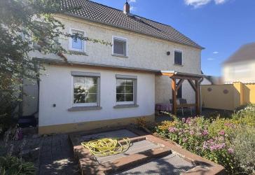 Charmantes Einfamilienhaus mit Innenhof, Doppelgarage und Ausbaupotenzial in ruhiger Lage