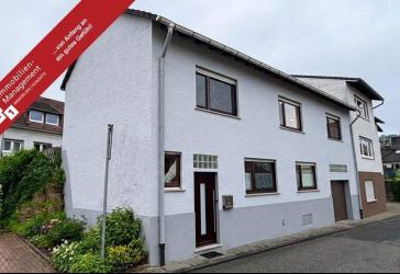 Neuer Preis - Ansprechend renoviertes Einfamilienhaus mit kleinem Garten und Garage