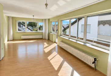 Lichtdurchflutete 4-Zimmer-Wohnung mit großzügigem Wohnbereich und Balkon in Ulm-Lehr