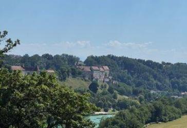 Luxuriöser, einzigartiger Neubau-Erstbezug! Stilvolle 3-Zimmerwohnung mit zwei Balkonen, Garage und traumhaftem Panoramablick.
