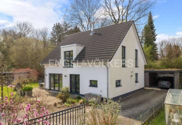 Neuwertiges Massivhaus in idyllischer Lage - Wohnen mit Stil und Privatsphäre