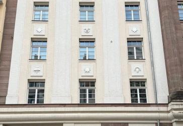 2 Büroräume, WC, Archiv und 2 Wohnräume, Küche + Luxusbad