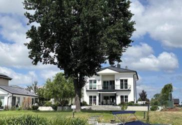 Exklusive Stadtvilla in direkter Wasserlage, Haus am Wasser