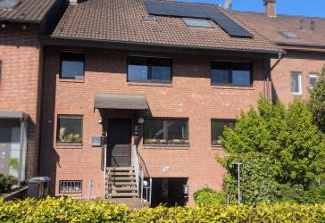Großzügiges Reihenmittelhaus mit Einliegerwohnung und zwei Garagen in bevorzugter Wohnlage!
