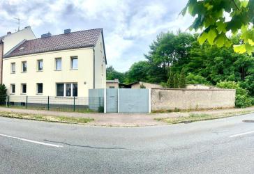 Zweifamilienhaus, viel Nebengelass, separater Bungalow und 2 Baugrundstücke