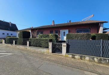 Schönes Haus im Bungalowstil mit Garten und großer Garage