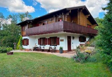 Idyllisches Holzhaus auf einem schön eingewachsenen Grundstück