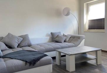 Möblierte 2-Zimmer-Wohnung mit Garten und Stellplatz in Groß Plasten