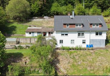 Geräumiges Zweifamilienhaus mit Garagen, Stellplätze und großem Garten in Altensteig-Berneck!