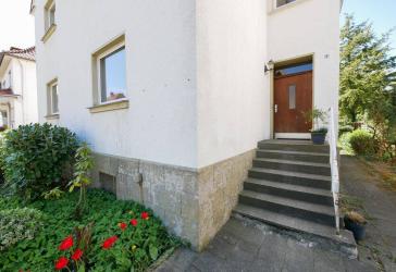 Wohnen am Bach: Großzügiges Zweifamilienhaus mit Garten und Potenzial