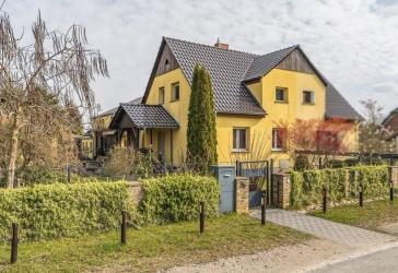Familienparadies mit Extras: Saniertes Ein-/Zweifamilienhaus mit Pool, Wintergarten und Einliegeroption