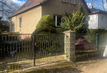 Berliner Grenz-Schnäppchen am Bahndamm, zum Bodenpreis -Ein-zwei Familienhaus auf ca 500 qm Vordergrundstück -Garage