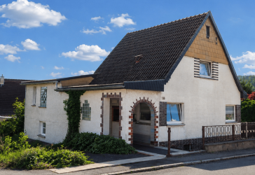 Familienfreundliches Haus mit Anbau, großem Garten, Garage und Quelle-/Teichbereich in Sonneberg-Steinbach