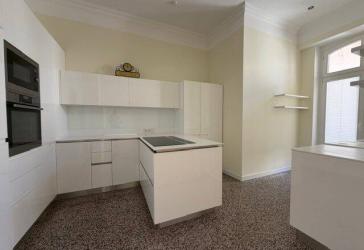 Zeitlose Eleganz - Exklusive Altbauwohnung mit Balkon, Aufzug und Einbauküche
