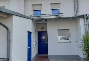 Gut gepflegtes Reihenhaus mit Grasdach