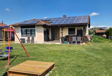 freistehendes Einfamilienhaus mit großem Garten (Südausrichtung) und Garage + PV-Anlage 7,2 kWp