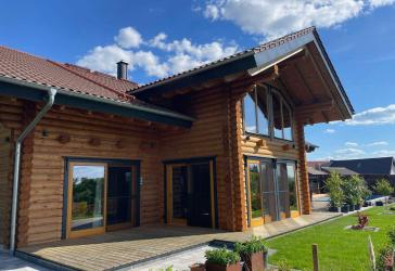 Besonders ! Charmant ! Hochwertig! – Blockhaus mit Galerie, Pool und exklusiver Ausstattung
