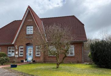 Raumvielfalt: Wohnhaus mit Garage und Carport für Wohnmobil im Herzen von Husum