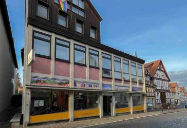 Renditeobjekt in Lauterbach - Zweifamilienhaus mit Gewerbeeinheit und Büroflächen in zentraler Lage