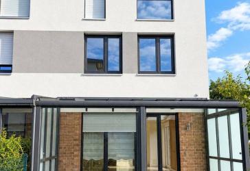 Großzügige Wohnung mit Wintergarten, Einbauküche und zwei Sanitärbereichen in Hamburg-Neuallermöhe