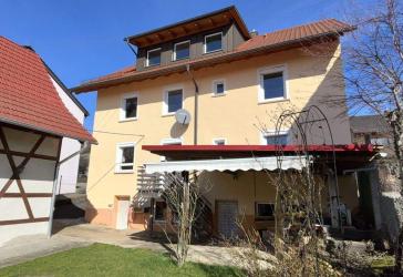 Frei: Zweifamilienhaus mit großem Garten und freistehendem Geräteschuppen/Garage