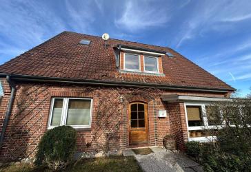 Raum für Familie und Ideen: großzügiges Einfamilienhaus mit kleinem Garten und Doppelgarage