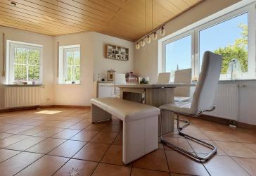 Familienoase. 7 helle Zimmer auf 201 m². Separate Einliegerwohnung. Überdachte Terrasse. 2 Garagen.