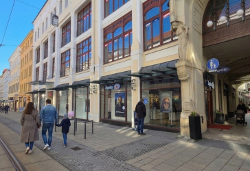 Ab 01.11.2026 und direkt auf der Berliner Straße! Einzelhandelsfläche mit großen Schaufenstern in Bestlage!