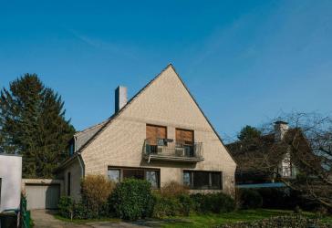 Raum für Visionen: Familienhaus mit großem Grundstück direkt am Rhein