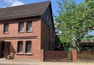 Renovierungsbedürftige Doppelhaushälfte in Hanglage mit Weserblick