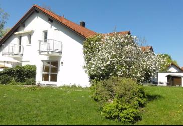 Freie 2-Zimmer-Gartenwohnung mit Hobbyraum und Du/WC im KG, SW-Terrasse und mehr als 300 m² Garten