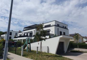 * AUSSERGEWÖHNLICH und DACHTERRASSE * -- Moderne 3-ZIMMER-Wohnung mit TIEFGARAGE und PKW-Platz