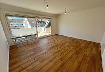 Provisionsfrei: Hochwertig sanierte 4-Zimmer-Wohnung mit Südbalkon & Garage