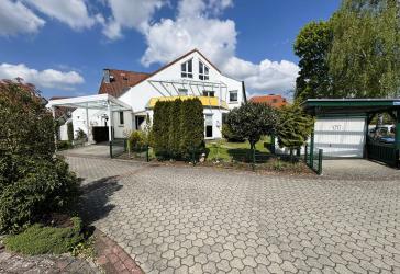 ZU VERKAUFEN: Doppelhaushälfte mit zwei separaten Wohneinheiten in ruhiger Lage mit Carport & Garten