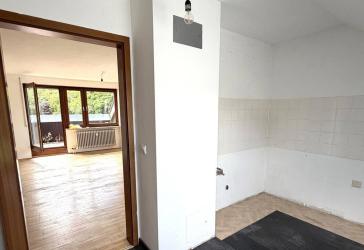 Dachgeschoss-Wohnung mit viel Potenzial, Südbalkon & zwei Stellplätzen