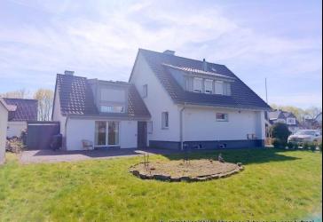 Modernes, umfangreich und hochwertig saniertes 2-Familienhaus mit großem Grundstück in ruhiger, sehr verkehrsgünstiger Lage
