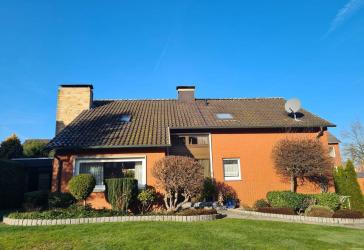 Ahlener Innenstadt, ein großzügiges Einfamilienhaus mit Einliegerwohnung, zwei Garagen und Vollkeller.