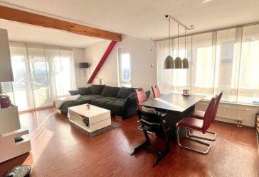 Möblierte 4,5-Zi.-Dachmaisonette mit Galerie, großem Balkon, TG & E-Ladestation