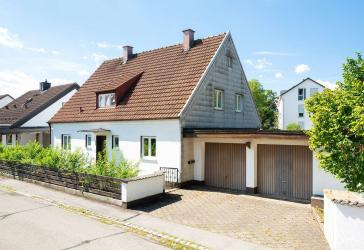 Sanierungsbedürftiges freistehendes Haus mit großem Garten und Doppelgarage