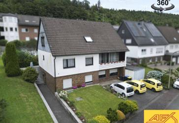 Zweifamilienhaus in schöner Wohnlage in Freienohl - mit Garage und Garten!