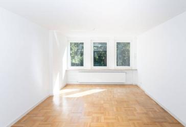 Wie ein Haus: Sanierte 4-Zimmer-Wohnung mit Garten, Garage u. 3 weiteren Räumen (ca. 53 m²) im DG.