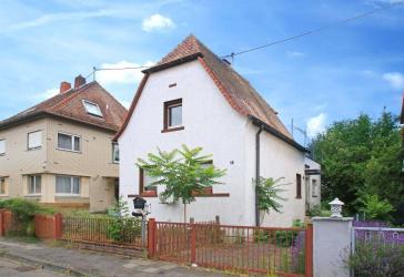 Freistehendes Einfamilienhaus mit großem Grundstück und Entwicklungspotential